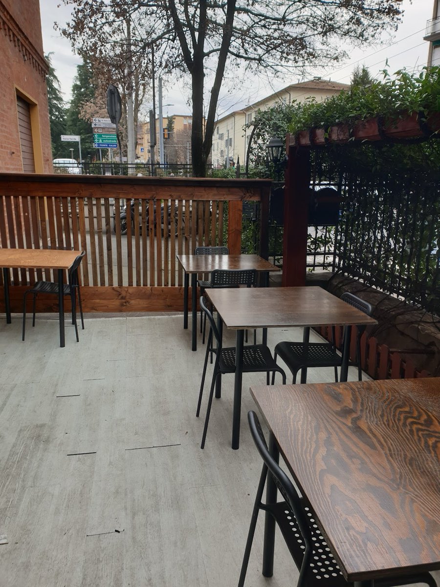 I tavolini all'aperto sotto il portico in legno