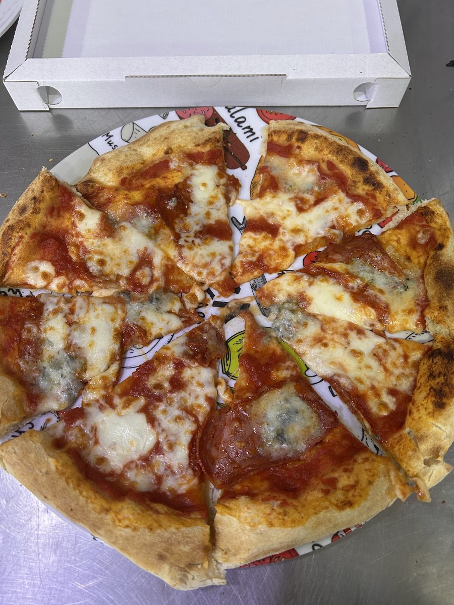 Pizza appena sfornata, tagliata a spicchi